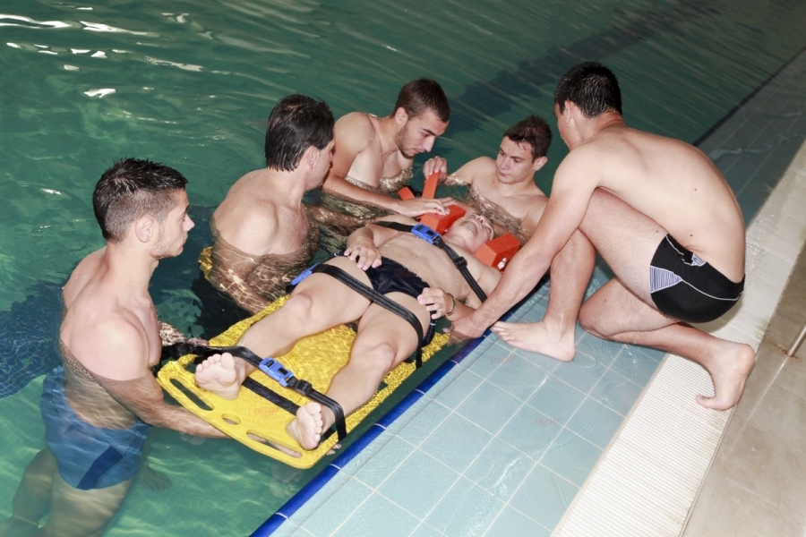 БЧК-Пазарджик организира курс за водни спасители в басейн